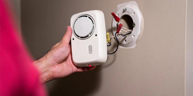 How a Hardwired Smoke Detector Improves Reliability