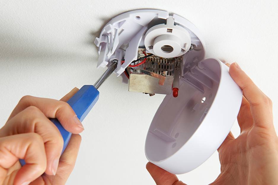 How to Replace a Smoke Detector Battery Correctly
